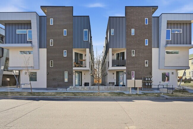 Foto del edificio - $3,532.95- 3 Bed, 3.5 Bath Townhome In Denver with Rooftop Deck and NEW Carpets