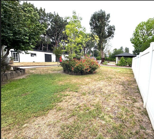 Foto del edificio - 5653 Calvin Ave
