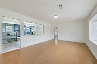 Building Photo - 2205 Kingsdale Dr