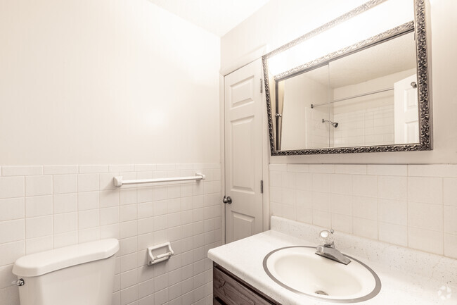 1BR, 1BA - 720SF - Bathroom - Heritage Ridge Apartments