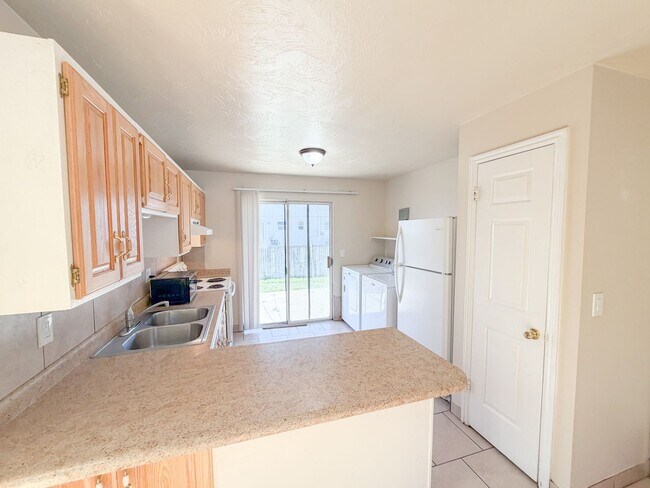 Foto del edificio - 2382 W Derby St