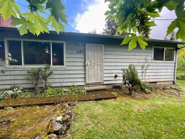 Building Photo - Classic 2  Bed 1 Bath Duplex with a Bonus ...