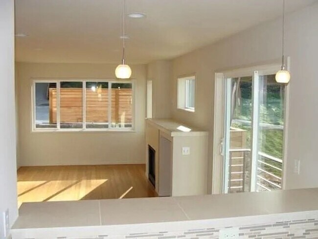 Foto del edificio - Two Bedroom, One and a Half Bath Townhome - Right Next to Fairmount Park