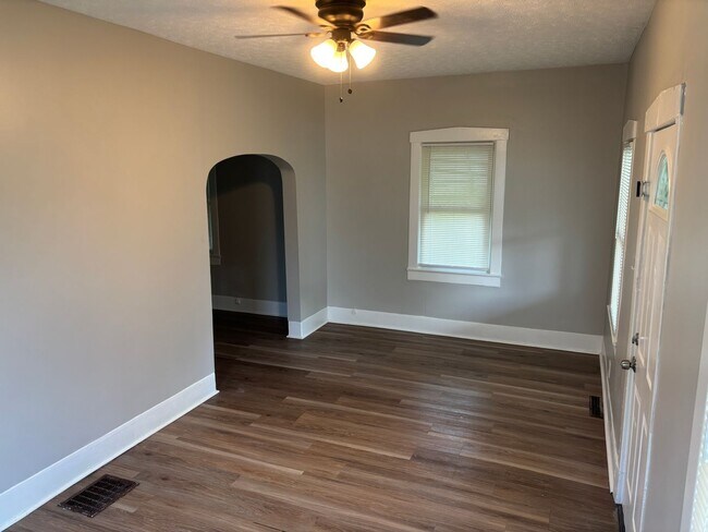 Foto del edificio - Charming 2BR/1BA Home with Modern Updates ...
