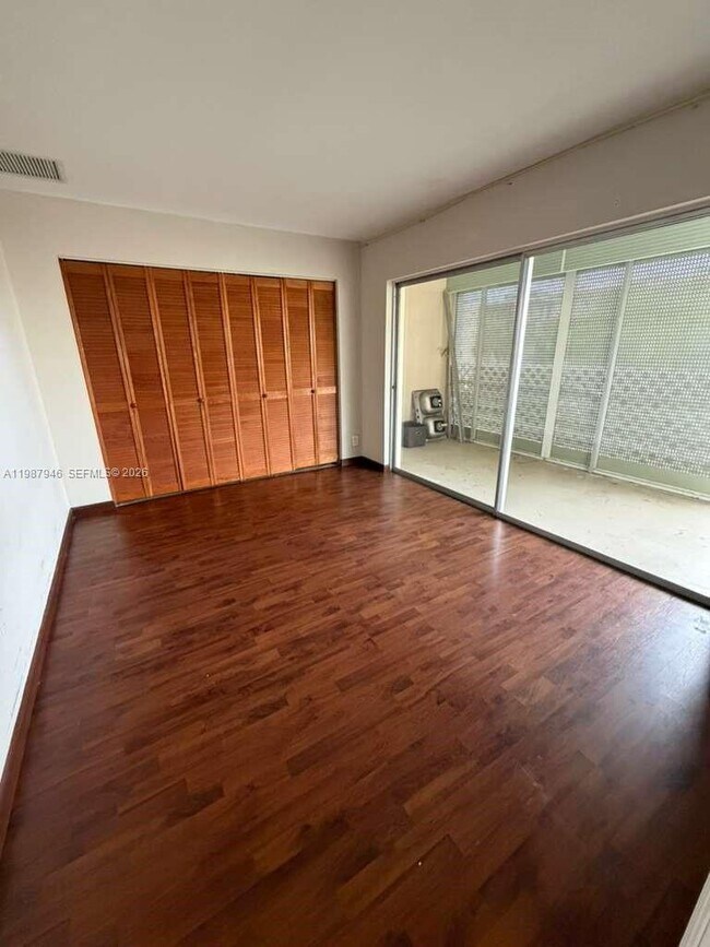 Foto del edificio - 200 Waterway Dr S