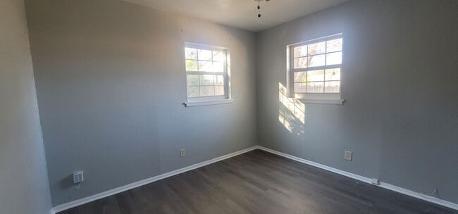 Building Photo - Large 2 Bedroom!