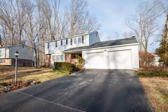 Exterior frontal - 2409 Sweetbriar Rd