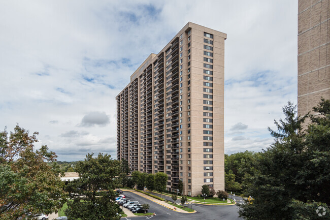 Building Photo - Skyline Plaza