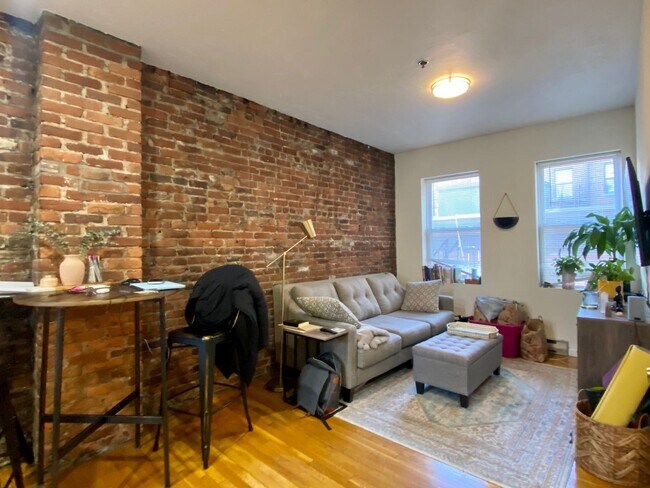 Building Photo - Nicely renovated 1 bed in the heart of the...