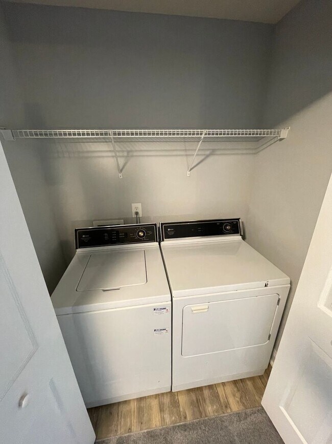 Building Photo - 3 Bedroom 2 Bathroom Available in Highland...