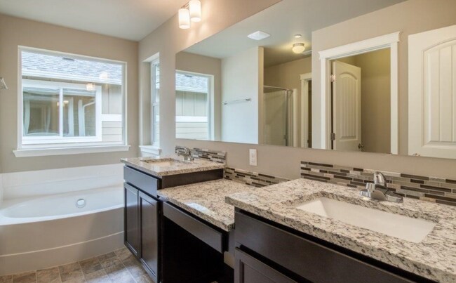 Foto del edificio - Spacious 4BD/3BA Modern Home in Bremerton, WA | Near PSNS & Naval Base Kitsap | Garage, Fireplace...