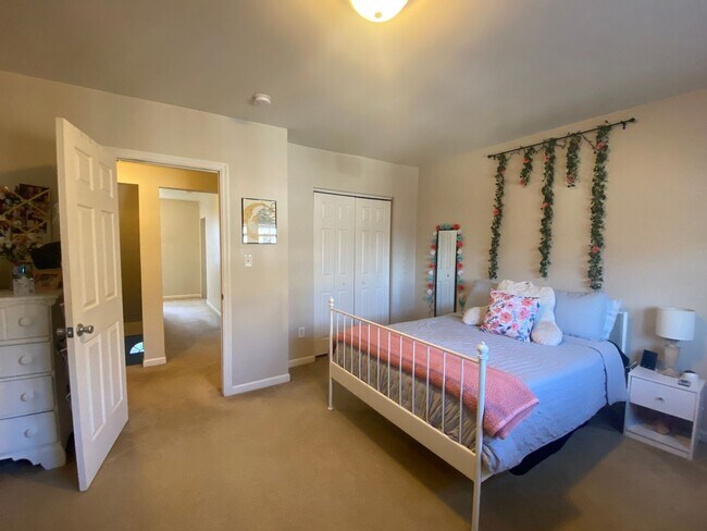 Foto del edificio - 2 Bedroom Home on Pius St Available April 1- Parking included.  Central Air.  Washer and Dryer.