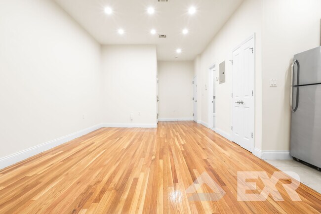 Foto del edificio - 305 Clarkson Ave