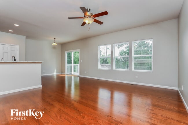Building Photo - 304 Country Trail Dr