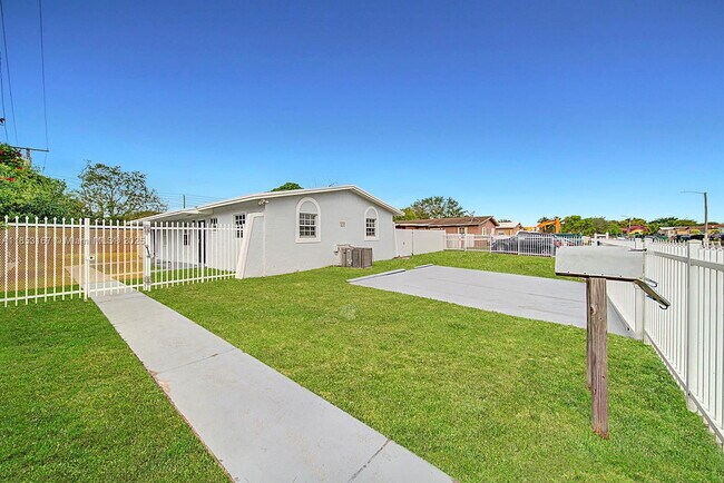 Foto del edificio - Northwest 36th Avenue, Miami Gardens, FL 33056 - 3 BR 1 BA single-family home
