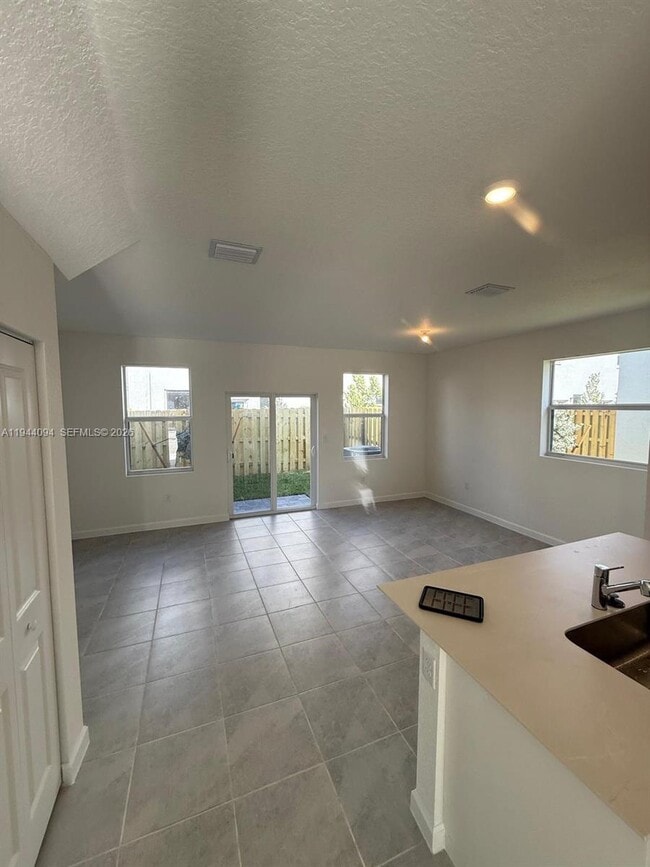 Foto del edificio - 116 NW 11th Ct