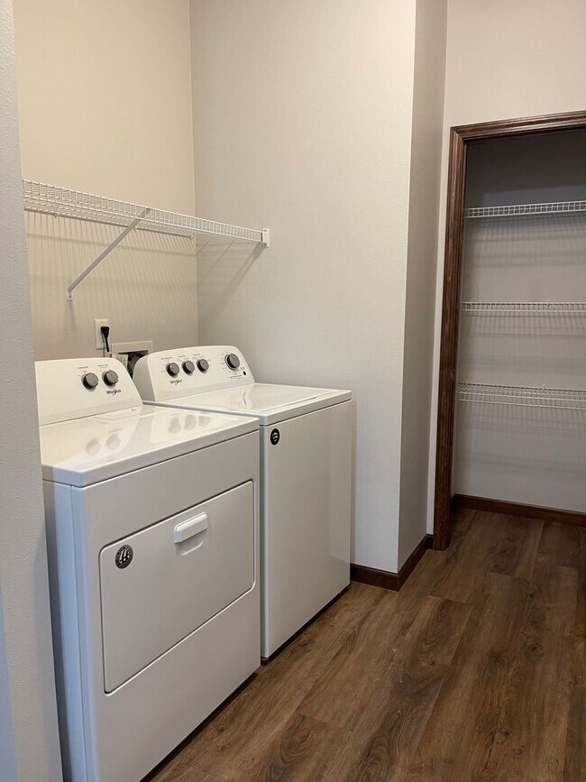Foto del edificio - 13914-13916 E 14th Ln