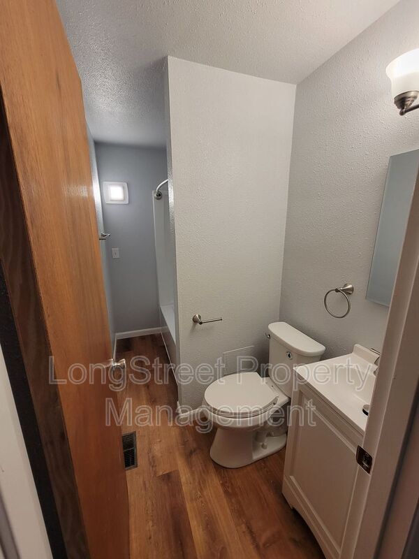 Building Photo - 1353 NW Tyler Ave