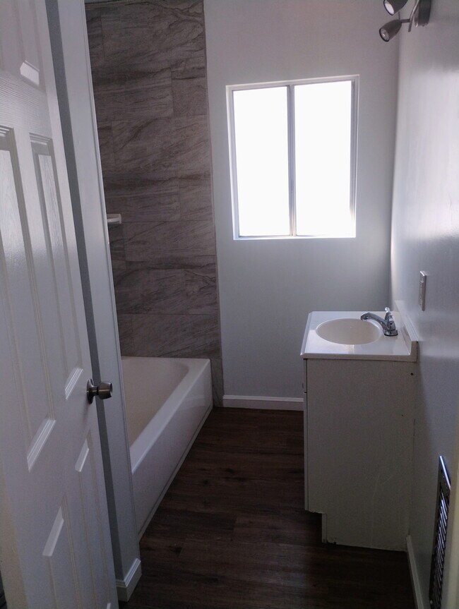 Baño - 5643 Laurel Canyon Blvd