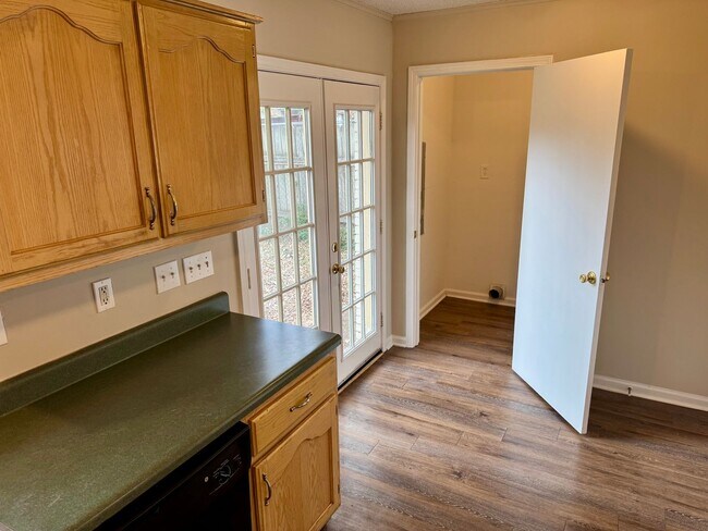 Foto del edificio - 8241 Ashbrook Dr