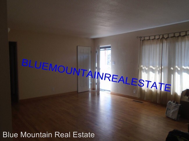 Building Photo - 124 Fox Ave