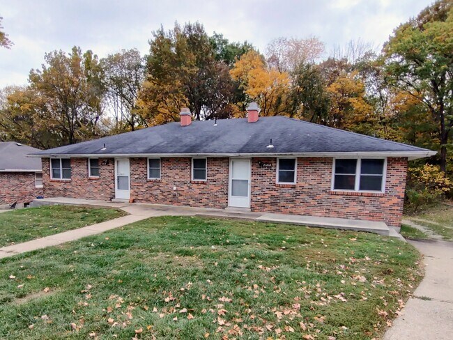 Building Photo - 2116 Louis Cir