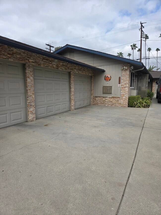 Foto del edificio - 553 Chatsworth Dr