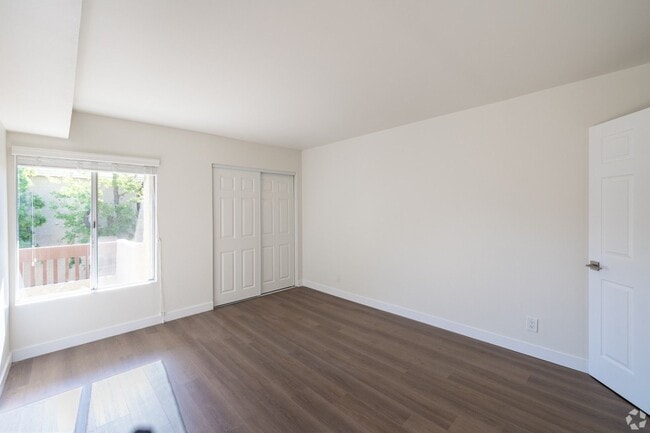 Interior Photo - Enclave 693