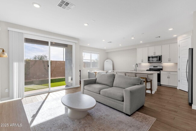 Foto del edificio - 5823 E Rose Garden Ln