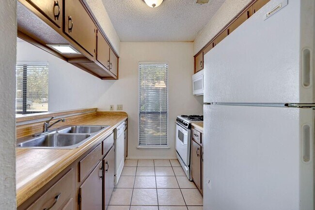 Building Photo - 5619 Clay Ave