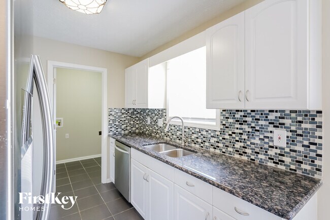 Foto del edificio - 1596 Barrywood Cir W