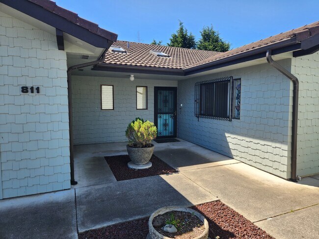 Building Photo - Very nice 2 bed 2.5 bath home in Sequim w/...