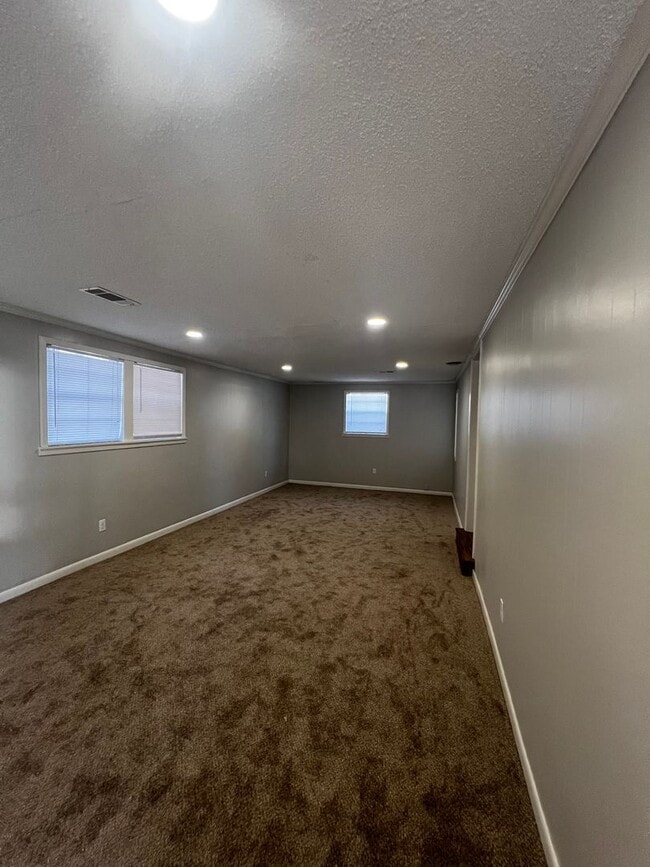 Building Photo - 4 Bedroom 2.5 Bath on 2 Acres- Millington
