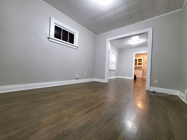 Foto del edificio - Renovated 2 Bedroom 1 Bathroom In East Chi...