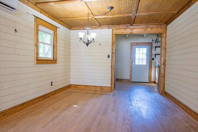 Foto del edificio - Charming 2 Bedroom 1 Bathroom Haymount Home- Small pets okay!
