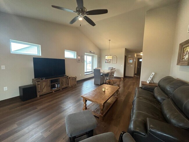 Building Photo - $2,200 | 4 Bedroom, 3 Bathroom House | Pet...