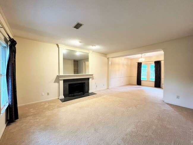 Building Photo - GREAT FARRAGUT LOCATION WITH INVITING FRONT PORCH CHARM!!!