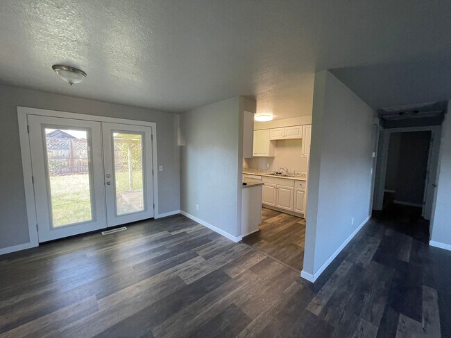 Foto del edificio - Remodeled 2 bd 1 bath home w/Garage and Fe...