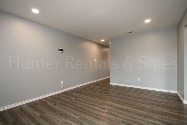 Building Photo - Rent me today!