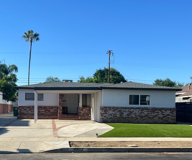 Frente - 15853 Stare St