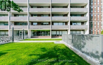 Building Photo - 666-666 Spadina Ave.