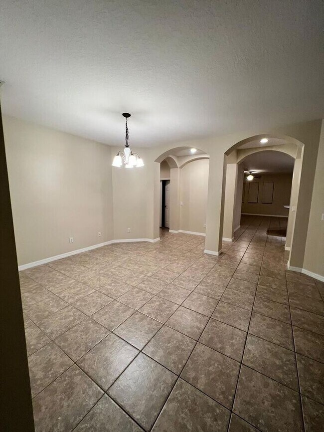 Foto del edificio - NEWBURY PARK -9157 Leeland Archer Blvd. Or...