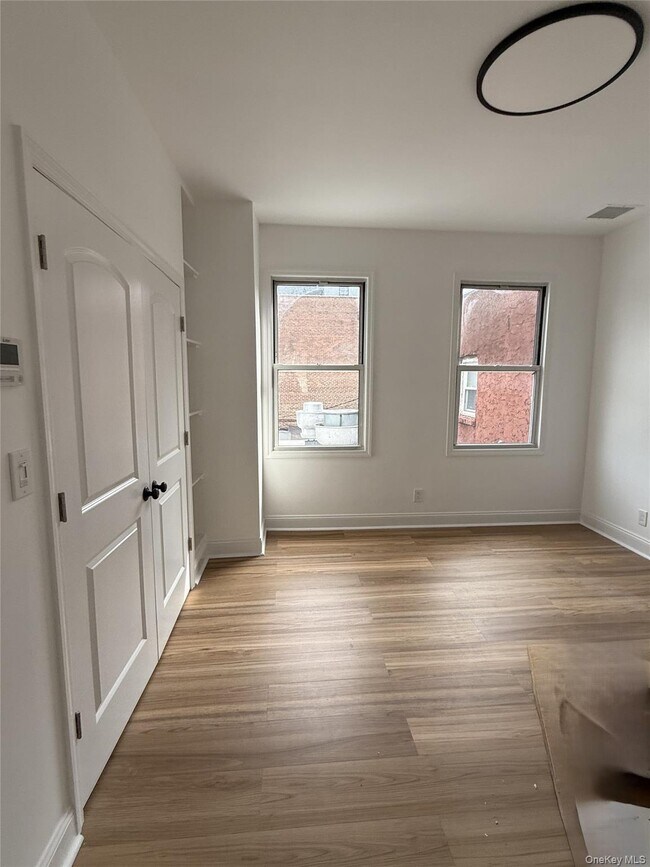 Foto del edificio - 297 Halstead Ave