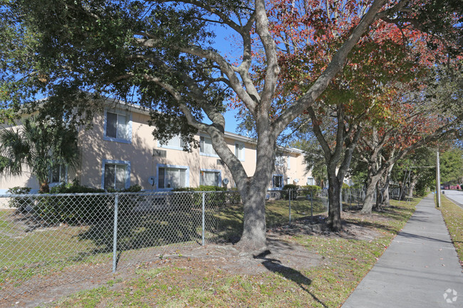 Foto del edificio - Forest Lane Apartments