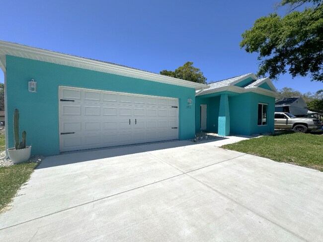 Building Photo - 271 Diogenes St