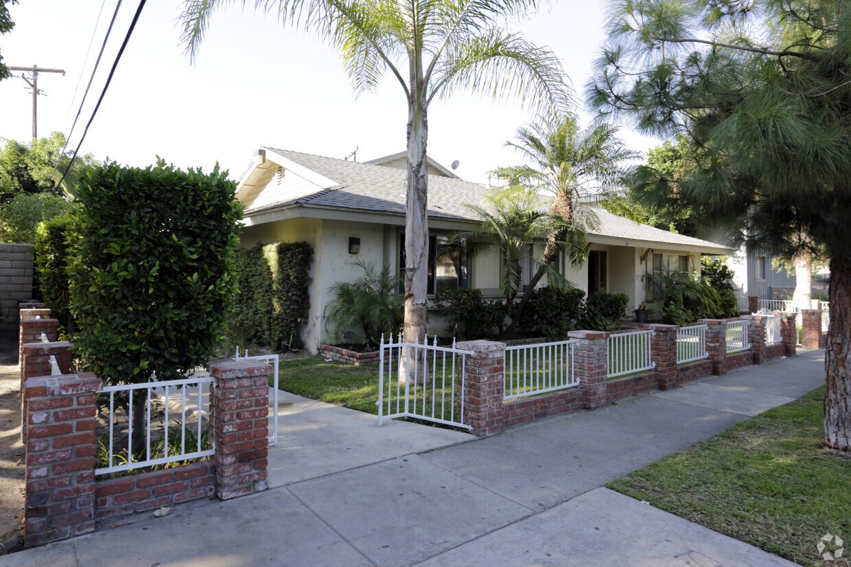 Building Photo - 1810 W Glenoaks Ave