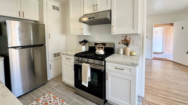 Foto del edificio - Spacious 1 & 2 Bedroom Apartments