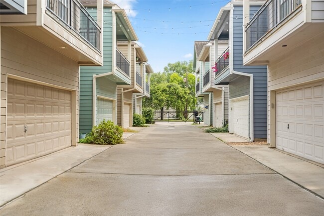 Building Photo - 911 W 19th St