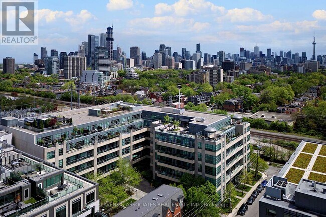 Building Photo - 380-380 Macpherson Ave