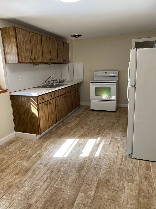 Kitchen - 47 Regal Ct